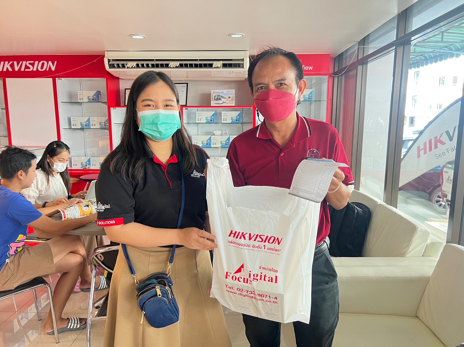 ขึ้นรถไฟฟ้ามาหา Mid Year Sale